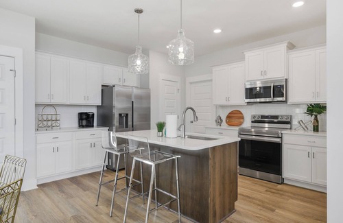 Gallatin House | New Luxury 3BR home with WIFI, Smart TV, Washer/Dryer and Parking near Nashville