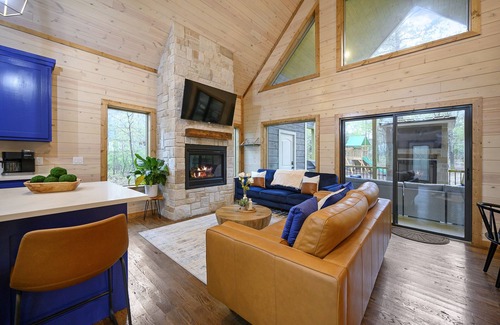 Pickens Cabin | NEW Luxury Cabin. Five-Star Reviews. Sleeps 10, 2 Masters, loft, 2 decks