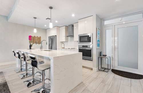 Parrot Cove Condo | New Luxury Condo with King Bed minutes from the beach