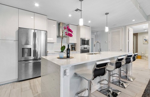 Parrot Cove Condo | New Luxury Condo with King Bed minutes from the beach
