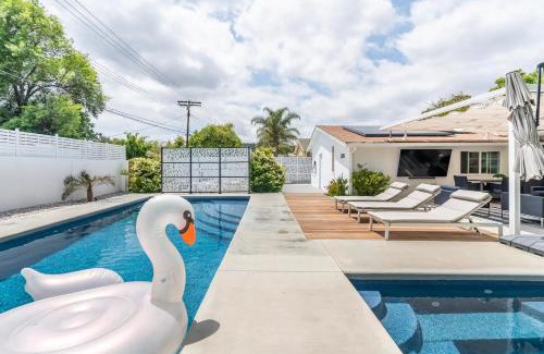 Los Angeles County House | New luxury entertaining house with Pool Spa Sauna Tesla charger Pets