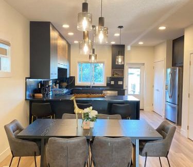 Jasper Place House | NEW Luxury Family Friendly Entire House Near Downtown WEM, 3 Bedrooms