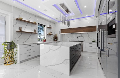 Surrey House | New Luxury Home | 6BR | HVAC | Free Parking & Pet Friendly