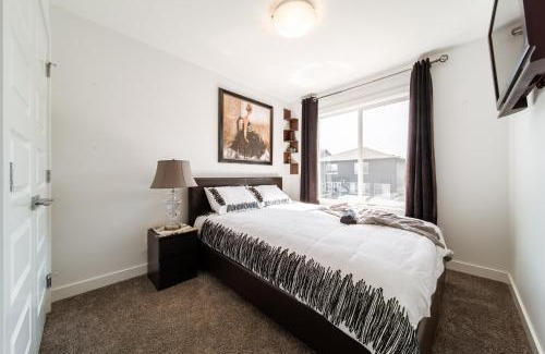 Southwest Edmonton House | New Luxury House in South Edmonton Near Airport