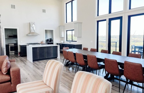 Elizabeth Cabin | New luxury lodge, 10mile views, on ranch next to Galena Territory, pool, animals