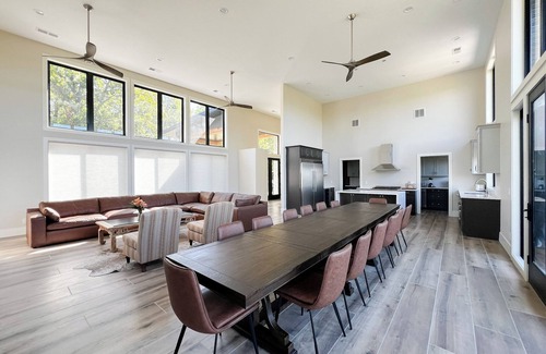 Elizabeth Cabin | New luxury lodge, 10mile views, on ranch next to Galena Territory, pool, animals