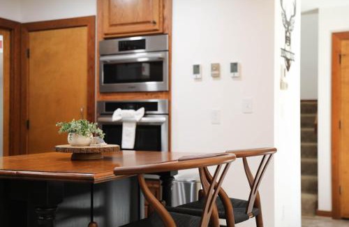 Nellysford House | New! Luxury Mountain Top Retreat w/Carriage House