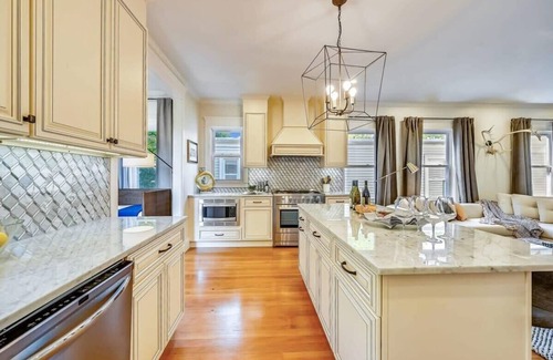 Forest Hills - Woodbourne Condo | New Luxury Renovation | Near T