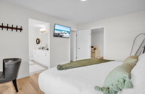 West Edmonton Villa | New Luxury Sleeps 7 AC Double Garage