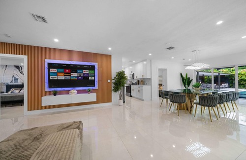 Golden Glades House | New Luxury Villa Solara Heated Pool, Hot Tub, Golf