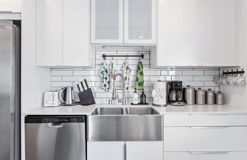 East Palo Alto House | NEW! Mins to Palo Alto, Stanford, Meta w/Firepit, Pet-Friendly!