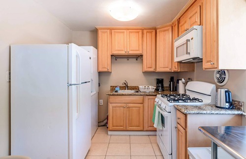 Poets Corner Apartment | New Modern 2BR Berkeley Home – Near UC & Park