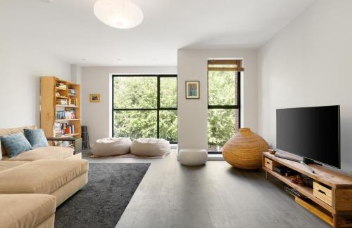 Lambeth House | New! Modern 3BR Home near Clapham with Garden and Parking