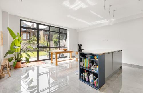 Lambeth House | New! Modern 3BR Home near Clapham with Garden and Parking
