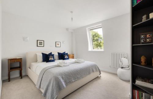 Lambeth House | New! Modern 3BR Home near Clapham with Garden and Parking