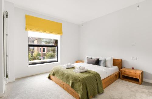 Lambeth House | New! Modern 3BR Home near Clapham with Garden and Parking