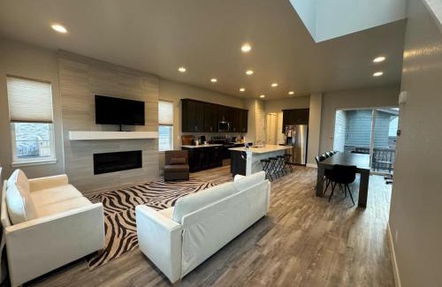 Aurora House | New Modern Contemporary House by The Airport and Gaylord Resort