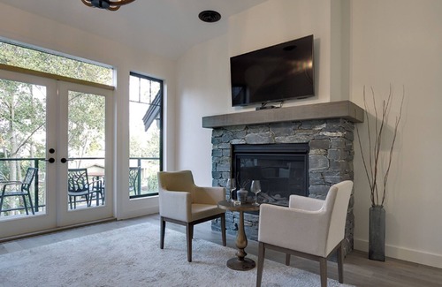 Campbell River Bed & Breakfast | New Modern Farmhouse Bed & Breakfast Steps to Sand Beach. Golf & Fishing Nearby