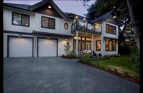 Campbell River Bed & Breakfast | New Modern Farmhouse Bed & Breakfast Steps to Sand Beach. Golf & Fishing Nearby