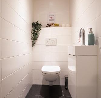 Da Costabuurt Apartment | NEW! Modern Gallery Nassau Canal Suite