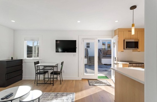 Paradise Park Apartment | New Modern Guesthouse Retreat near Berkeley & SF - King Bed, AC, Standing Desk