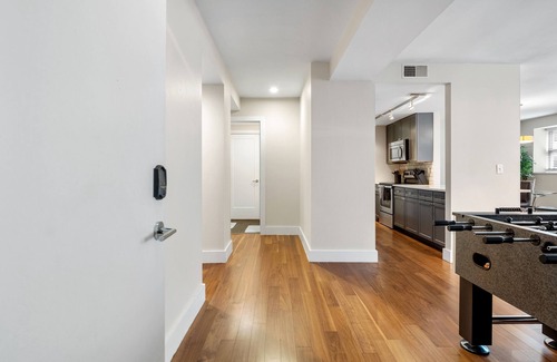 Downtown West Condo | New! Modern King Bed Condo Near Busch Stadium