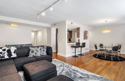 Downtown West Condo | New! Modern King Bed Condo Near Busch Stadium