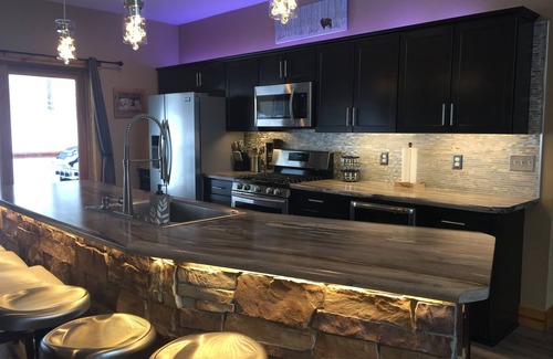 Rapid City House | New Modern Lodge! Central Black Hills, 4 bdrms/2 baths - 15 min. to Mt. Rushmore
