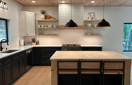 Primrose Cabin | New! Modern Luxury Cabin in RRG: Sleeps 10, Hot Tub, Fire Pit, Pool Table, Woods