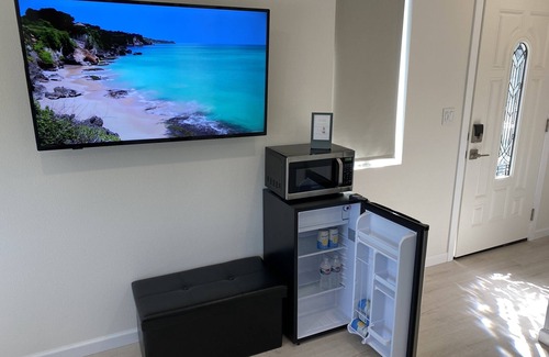 Belmont Apartment | New, modern quiet private studio