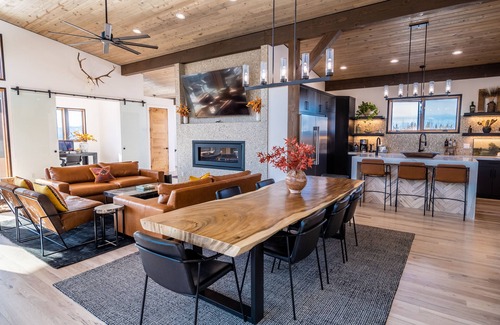 Victor House | NEW! Mountain Modern Retreat w/Jacuzzi