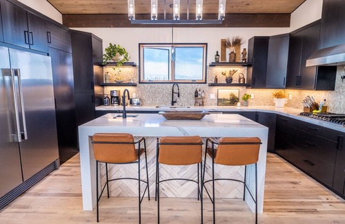 Victor House | NEW! Mountain Modern Retreat w/Jacuzzi