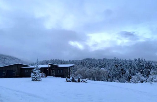 Victor House | NEW! Mountain Modern Retreat w/Jacuzzi