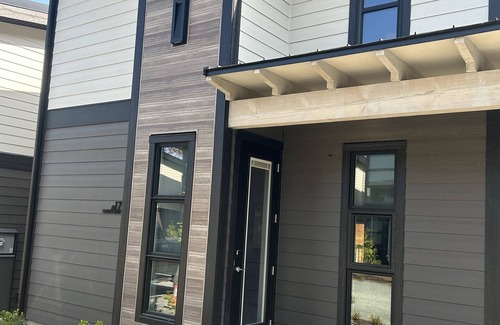 Regional District of Nanaimo House | NEW Ocean front 2bedroom 2.5 bathroom townhome w/pool & hot tub luxurious & new