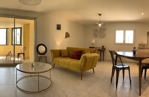 Manosque Apartment | New one-bedroom apartment in castle with pool and garden