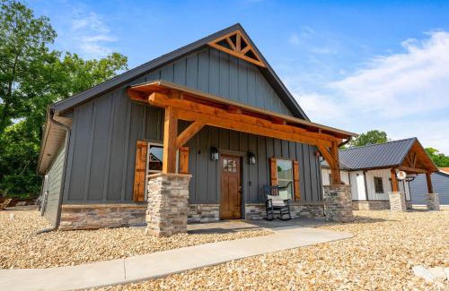 Branson House | New Ozark Oasis Luxe Cabin Retreat with Hot Tub