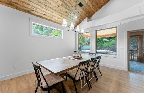 Branson House | New Ozark Oasis Luxe Cabin Retreat with Hot Tub