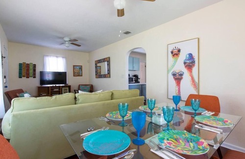 Mango Groves House | NEW:Papa Joe's Beach Cottage Walk to the beach or downtown!