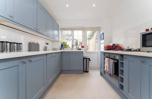 Hove House | New perfect 3 bed house with garden and PARKING!