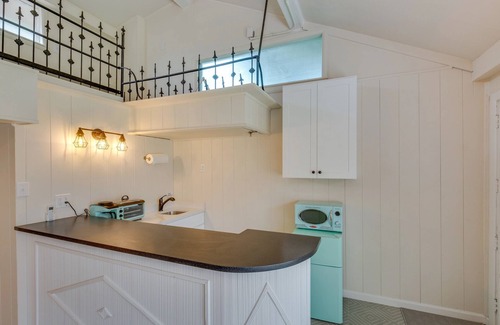 Lakewood Heights Apartment | NEW pet friendly! Glam Studio on Greenville Avenue