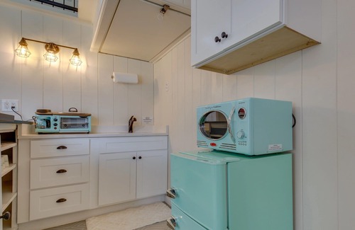 Lakewood Heights Apartment | NEW pet friendly! Glam Studio on Greenville Avenue
