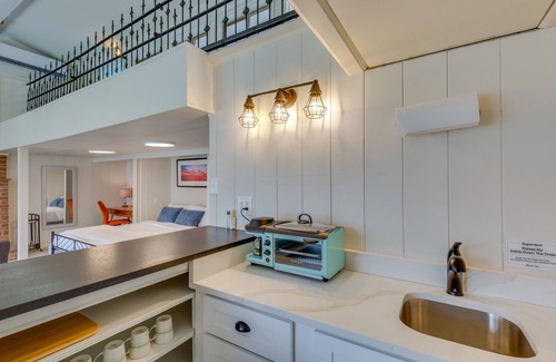 Lakewood Heights Apartment | NEW pet friendly! Glam Studio on Greenville Avenue