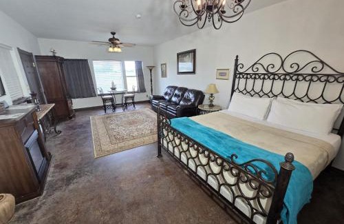 Fredericksburg House | New Pickleball, Cornhole, Pool, Patio & Hot Tub