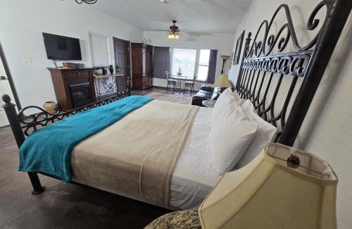 Fredericksburg House | New Pickleball, Cornhole, Pool, Patio & Hot Tub