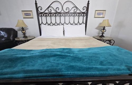 Fredericksburg House | New Pickleball, Cornhole, Pool, Patio & Hot Tub