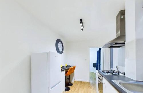 Cheltenham House | NEW Portland House by Signature Stays - 3 Bedroom House in Cheltenham