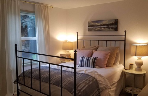 Winstead Park Bed & Breakfast | New, Private Entry Basement Suite, 5 to Downtown, Child Friendly