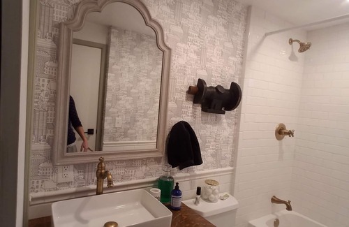 Winstead Park Bed & Breakfast | New, Private Entry Basement Suite, 5 to Downtown, Child Friendly