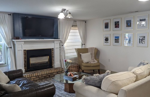 Winstead Park Bed & Breakfast | New, Private Entry Basement Suite, 5 to Downtown, Child Friendly