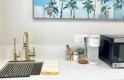 South Redlands Apartment | NEW Private Studio & Bath in Guesthouse - w/Kitchenette, WiFi and AC